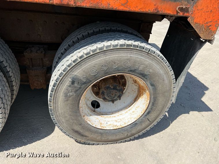 image for item LG9213 1996 International 4900  dump truck