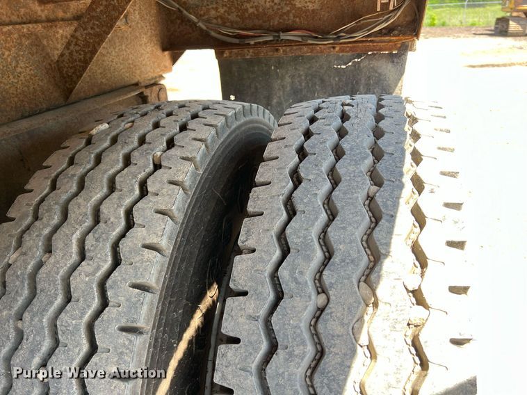 image for item LG9213 1996 International 4900  dump truck