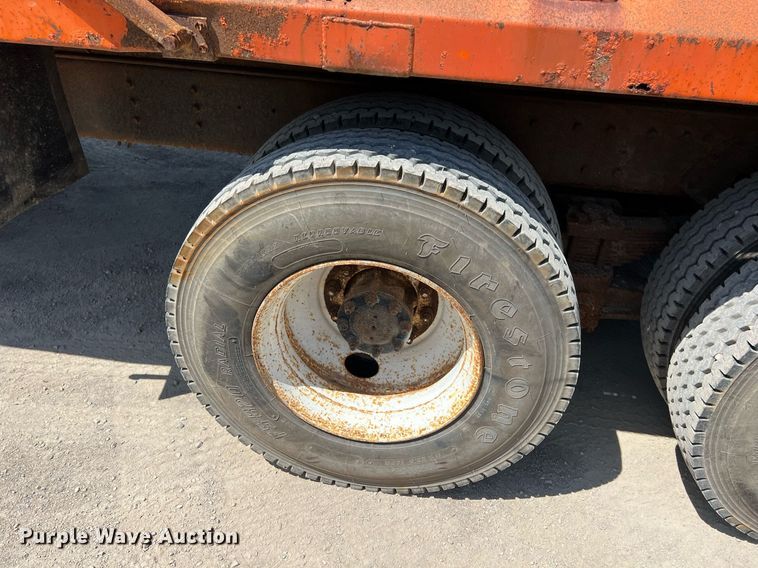 image for item LG9213 1996 International 4900  dump truck