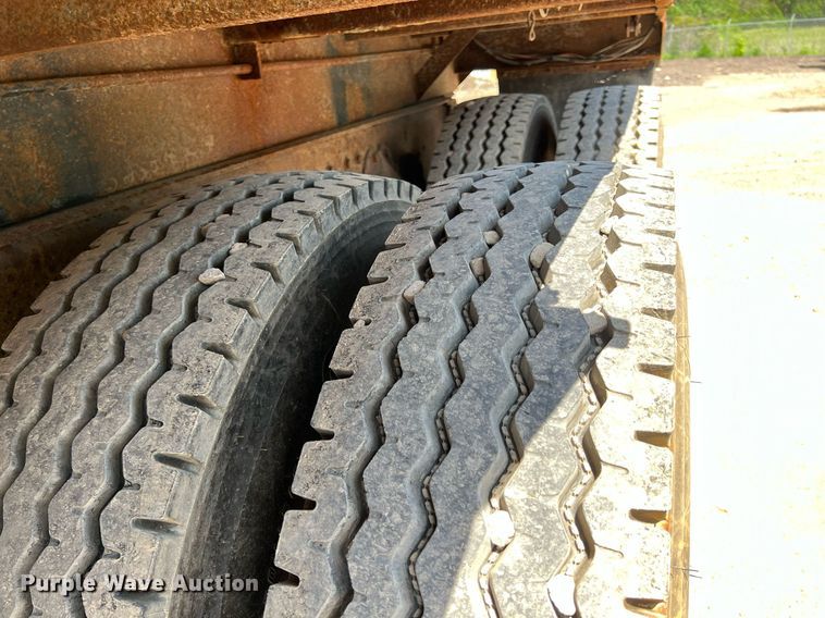 image for item LG9213 1996 International 4900  dump truck