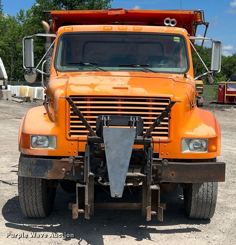 image for item LG9214 1996 International 4900  dump truck