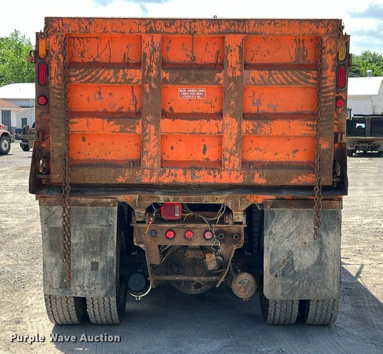 image for item LG9214 1996 International 4900  dump truck