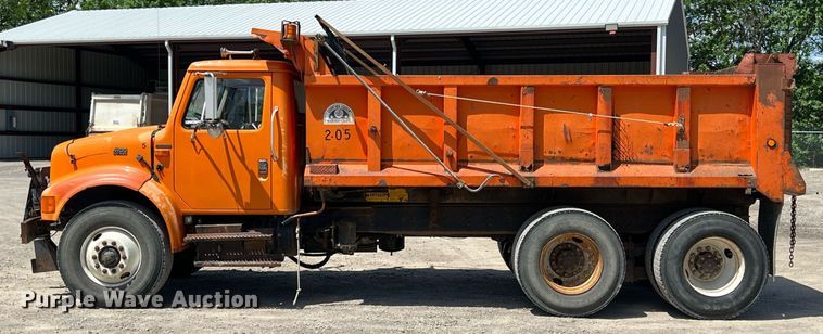image for item LG9214 1996 International 4900  dump truck