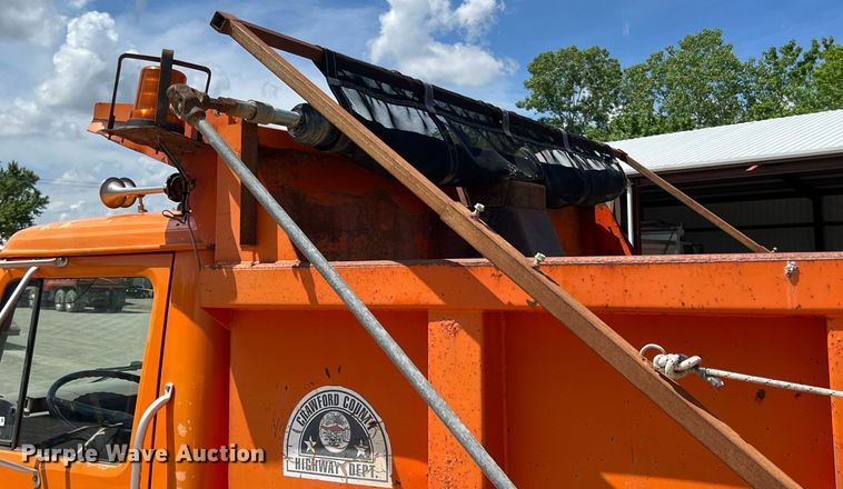 image for item LG9214 1996 International 4900  dump truck