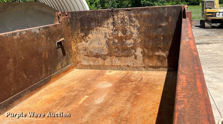 image for item LG9214 1996 International 4900  dump truck