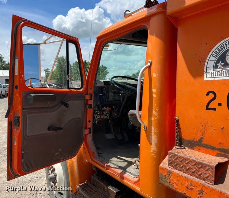 image for item LG9214 1996 International 4900  dump truck