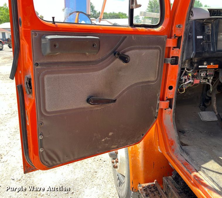 image for item LG9214 1996 International 4900  dump truck