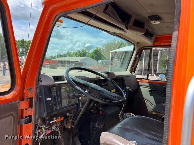 image for item LG9214 1996 International 4900  dump truck