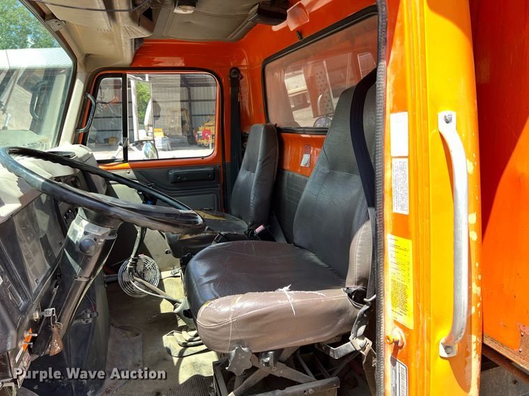 image for item LG9214 1996 International 4900  dump truck