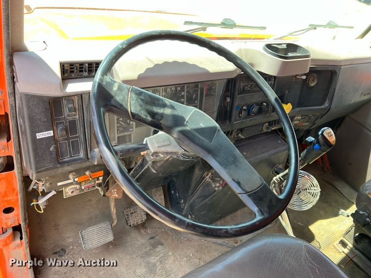 image for item LG9214 1996 International 4900  dump truck