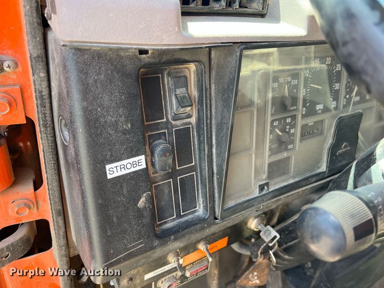 image for item LG9214 1996 International 4900  dump truck