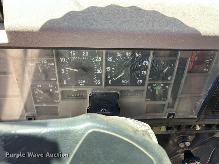 image for item LG9214 1996 International 4900  dump truck