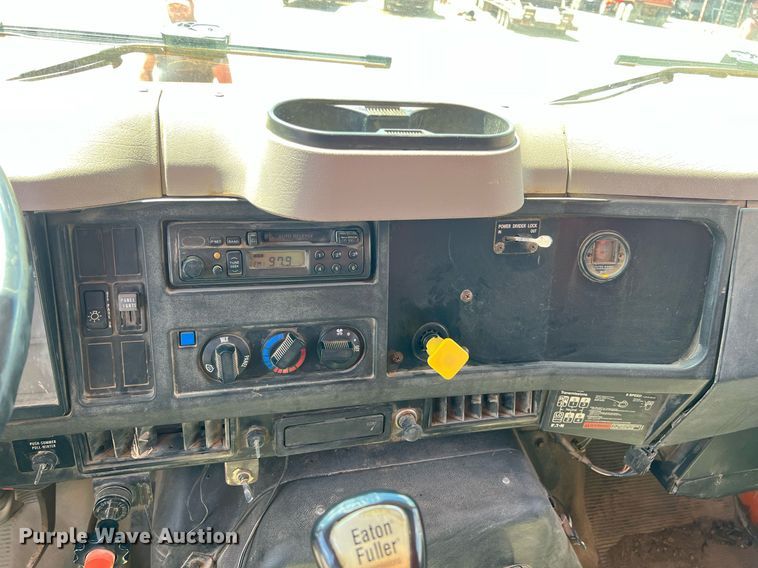 image for item LG9214 1996 International 4900  dump truck