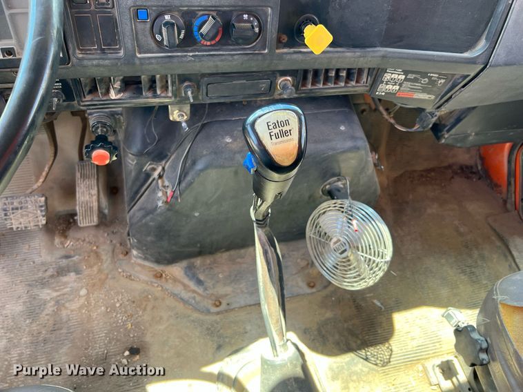 image for item LG9214 1996 International 4900  dump truck