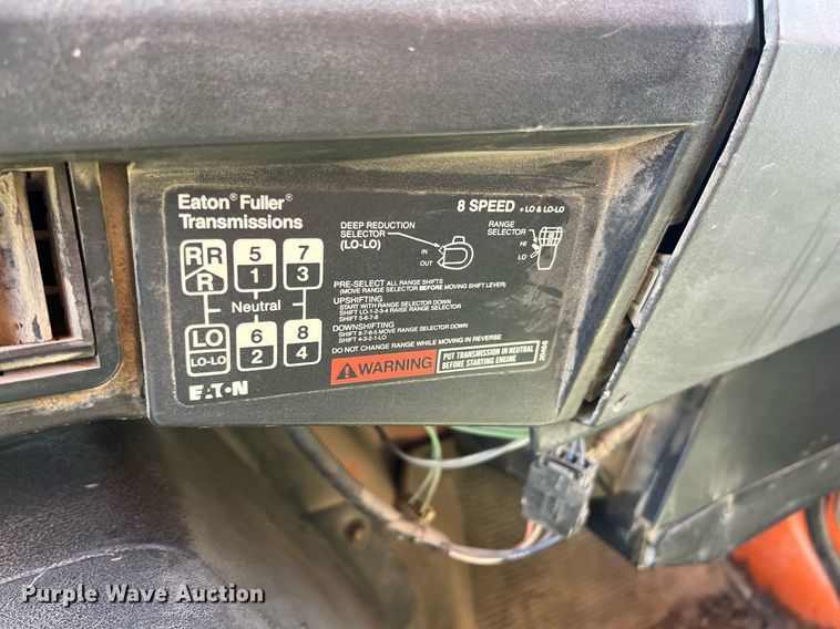 image for item LG9214 1996 International 4900  dump truck