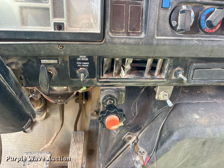 image for item LG9214 1996 International 4900  dump truck