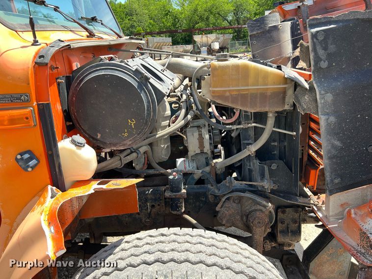 image for item LG9214 1996 International 4900  dump truck