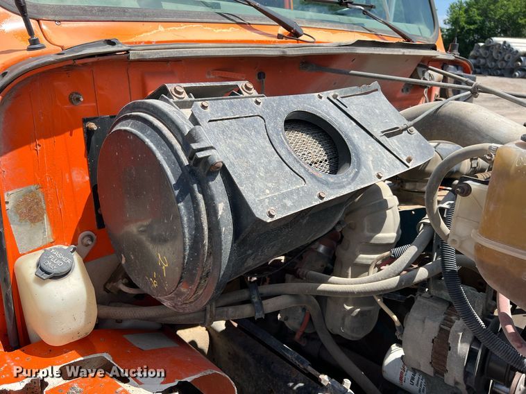 image for item LG9214 1996 International 4900  dump truck