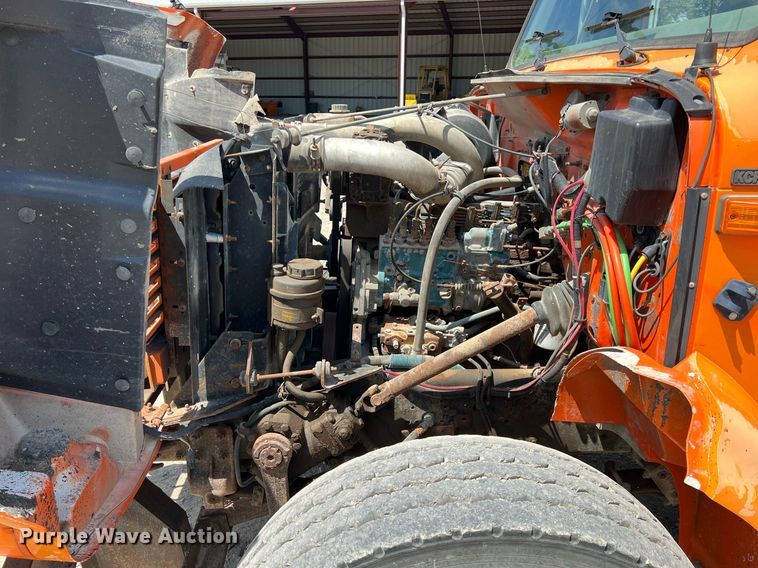 image for item LG9214 1996 International 4900  dump truck