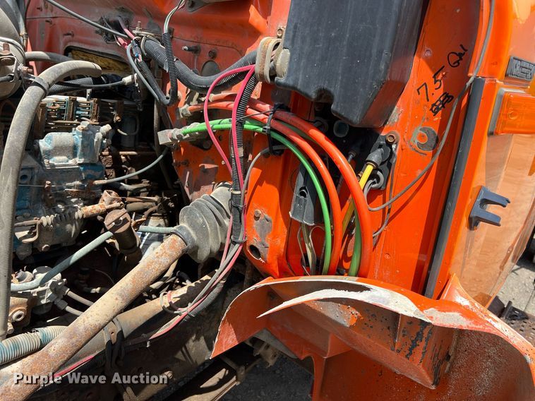 image for item LG9214 1996 International 4900  dump truck