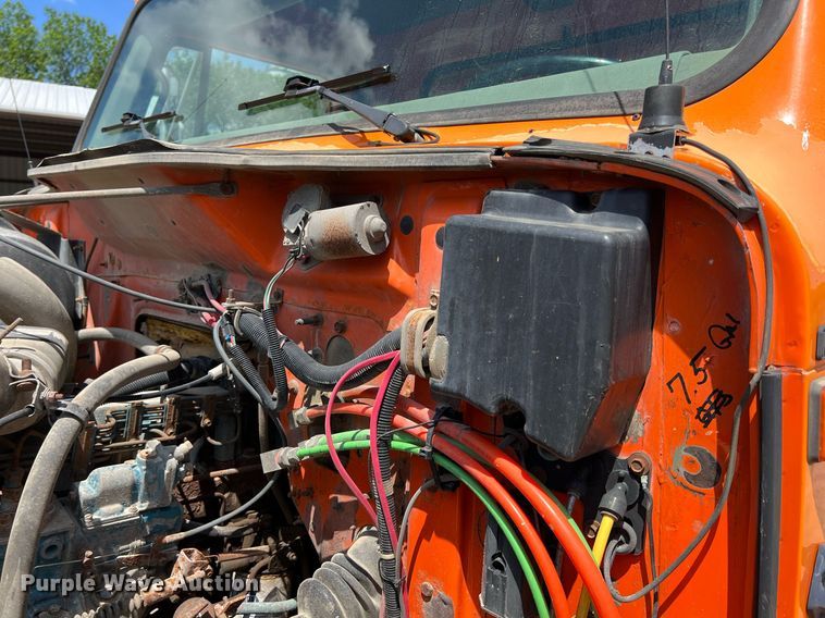 image for item LG9214 1996 International 4900  dump truck