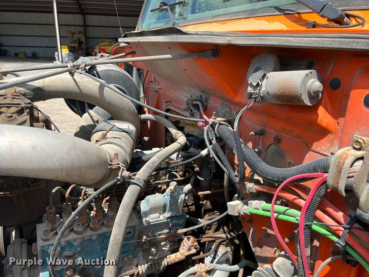 image for item LG9214 1996 International 4900  dump truck