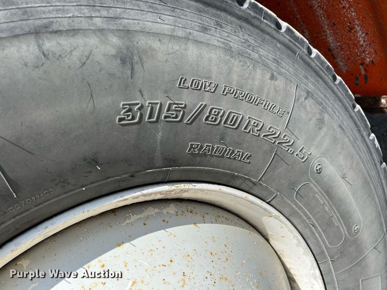 image for item LG9214 1996 International 4900  dump truck