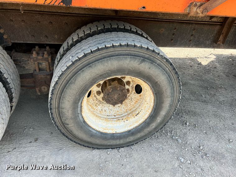 image for item LG9214 1996 International 4900  dump truck