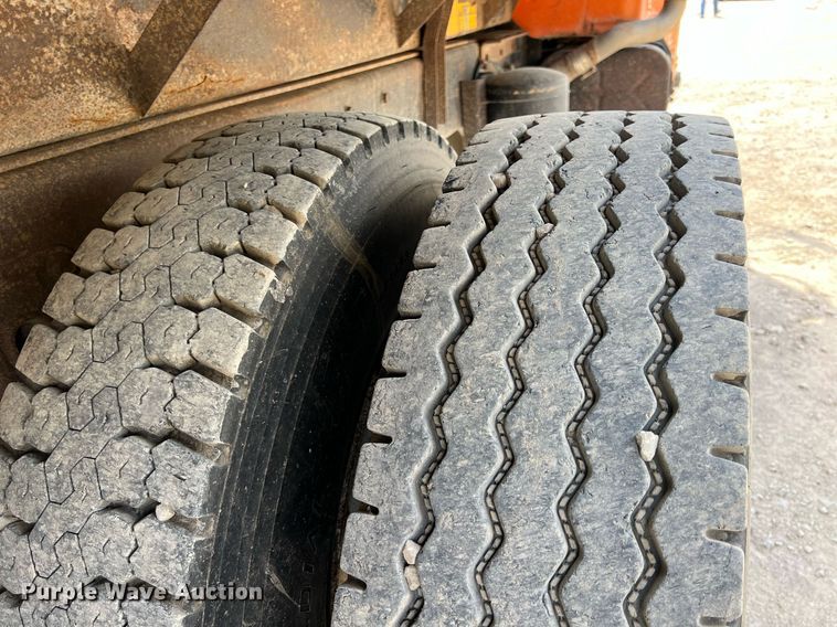 image for item LG9214 1996 International 4900  dump truck