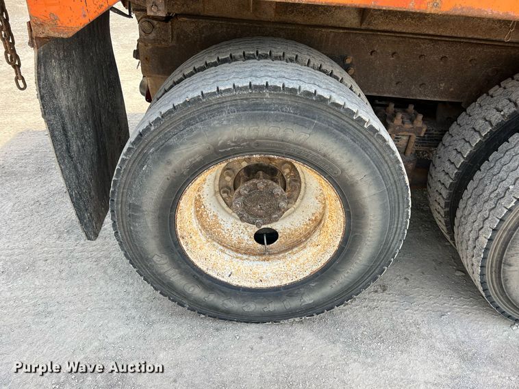 image for item LG9214 1996 International 4900  dump truck