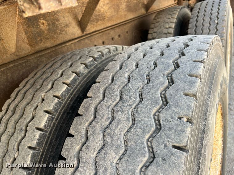 image for item LG9214 1996 International 4900  dump truck