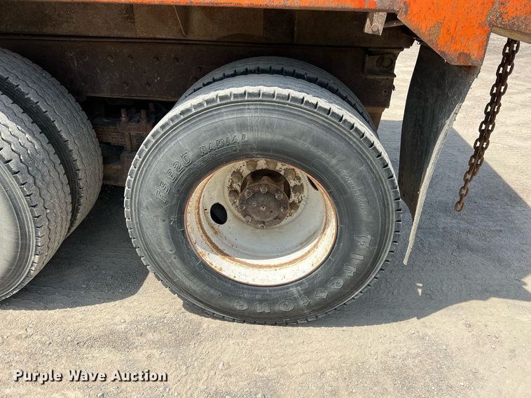 image for item LG9214 1996 International 4900  dump truck