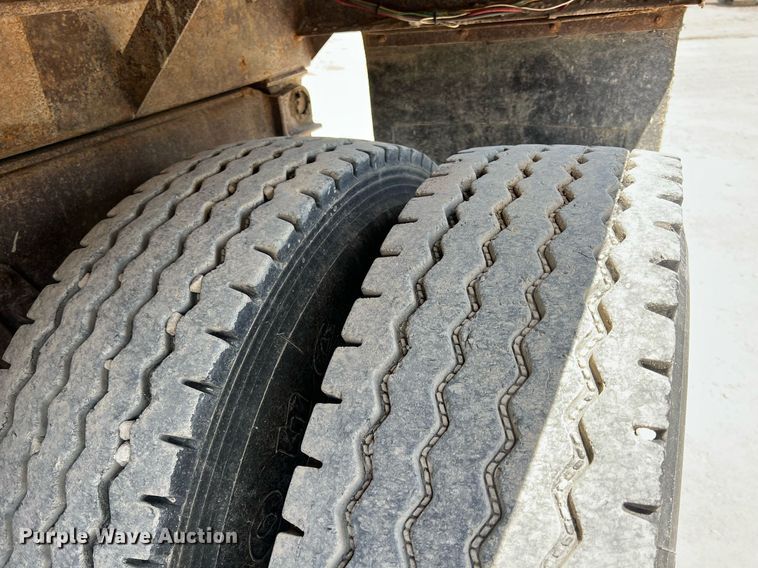 image for item LG9214 1996 International 4900  dump truck