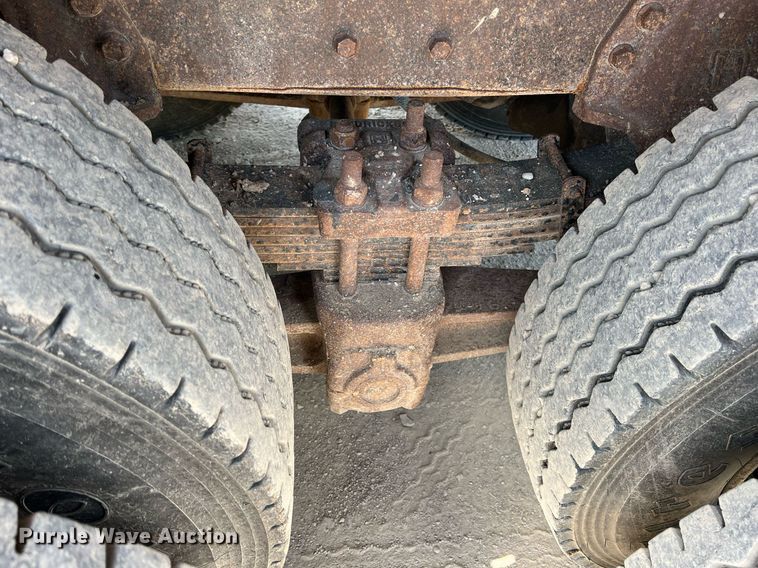 image for item LG9214 1996 International 4900  dump truck