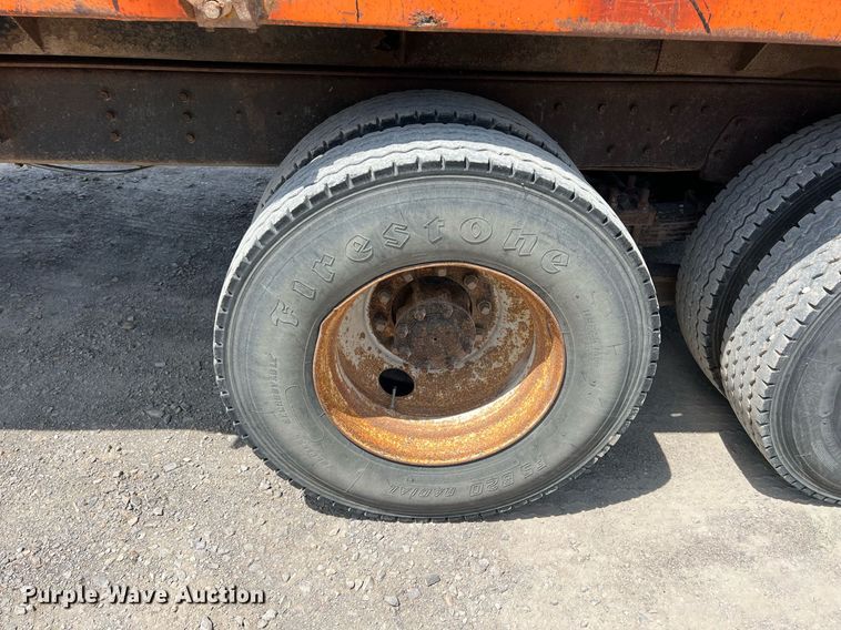 image for item LG9214 1996 International 4900  dump truck