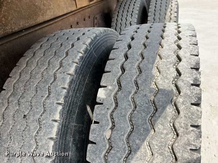 image for item LG9214 1996 International 4900  dump truck