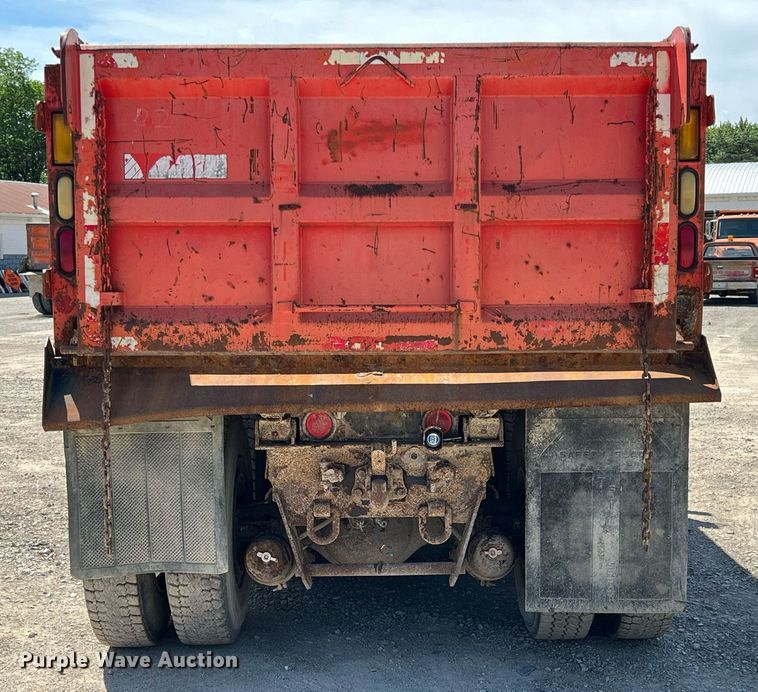 image for item LG9219 1999 International 4900  dump truck