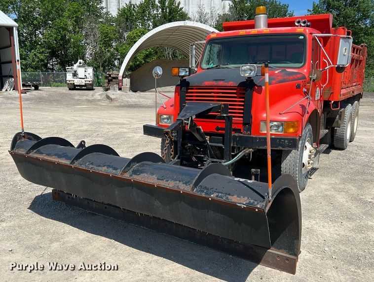 image for item LG9219 1999 International 4900  dump truck