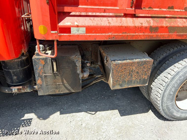 image for item LG9219 1999 International 4900  dump truck