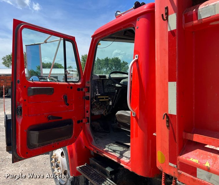 image for item LG9219 1999 International 4900  dump truck