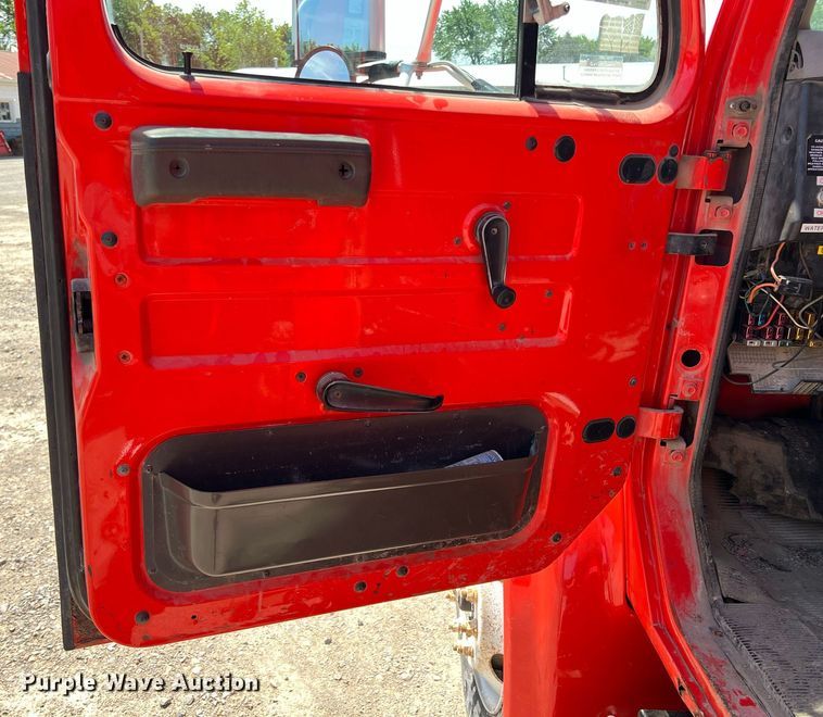 image for item LG9219 1999 International 4900  dump truck