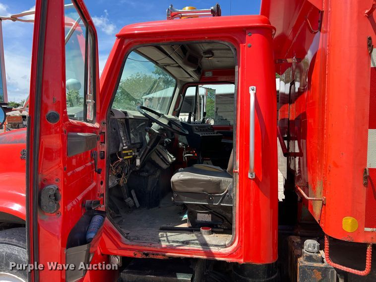 image for item LG9219 1999 International 4900  dump truck