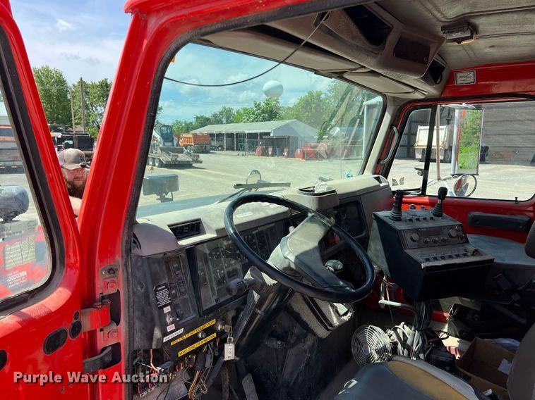 image for item LG9219 1999 International 4900  dump truck