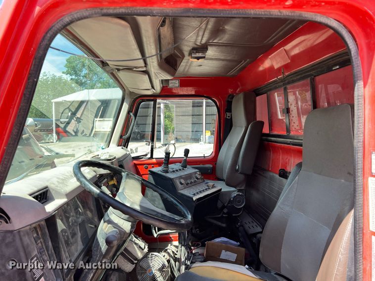 image for item LG9219 1999 International 4900  dump truck