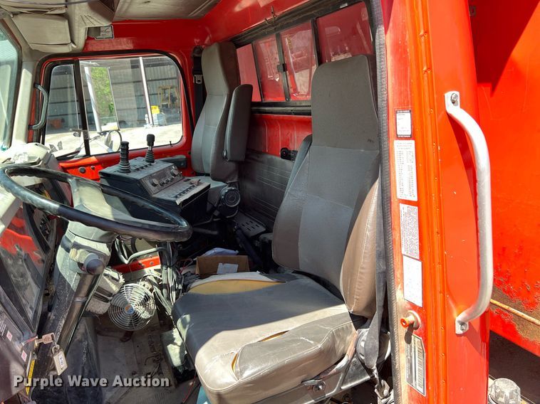 image for item LG9219 1999 International 4900  dump truck