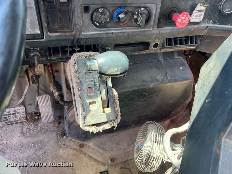 image for item LG9219 1999 International 4900  dump truck