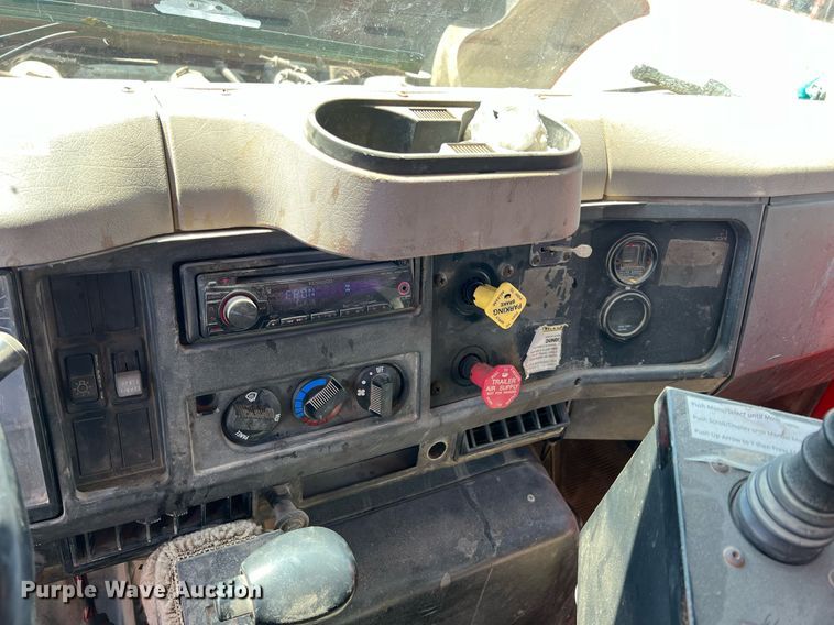 image for item LG9219 1999 International 4900  dump truck