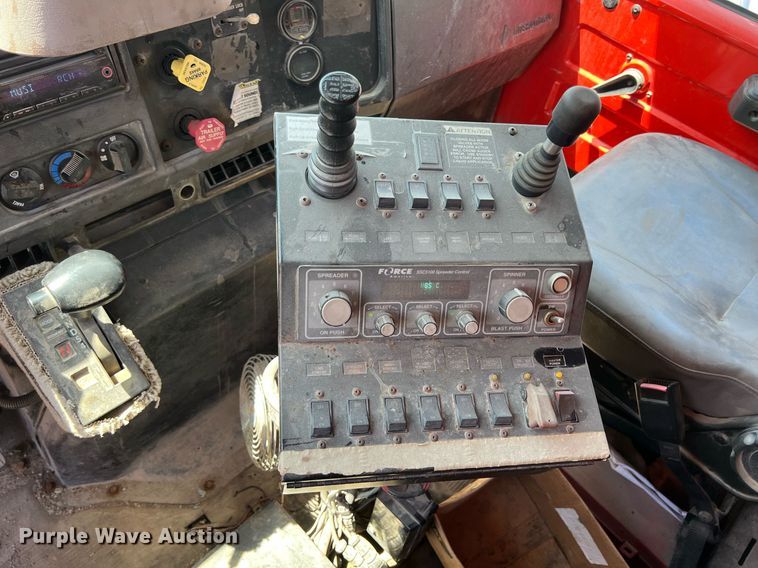 image for item LG9219 1999 International 4900  dump truck