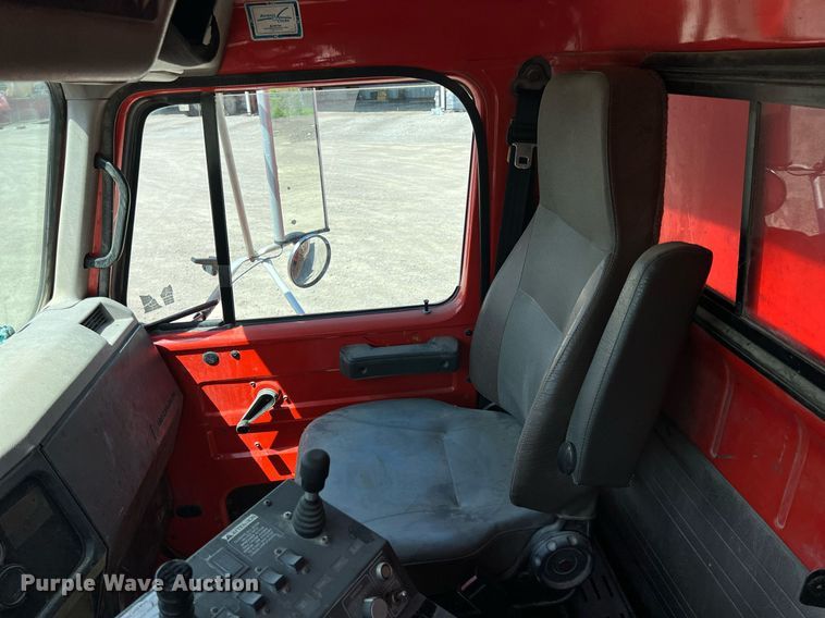 image for item LG9219 1999 International 4900  dump truck