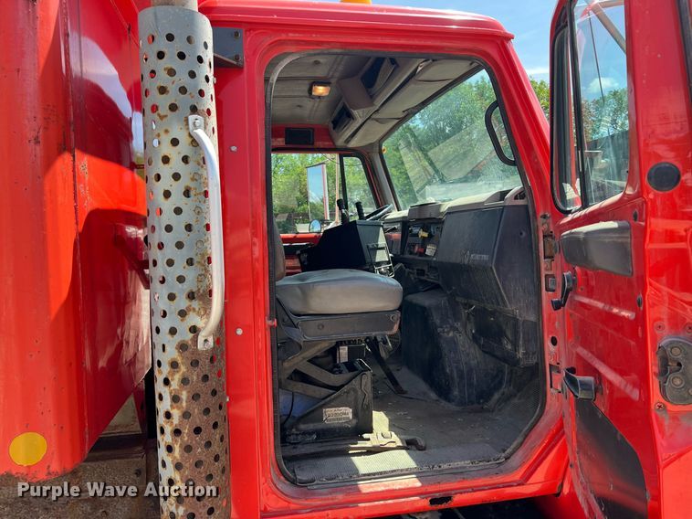 image for item LG9219 1999 International 4900  dump truck